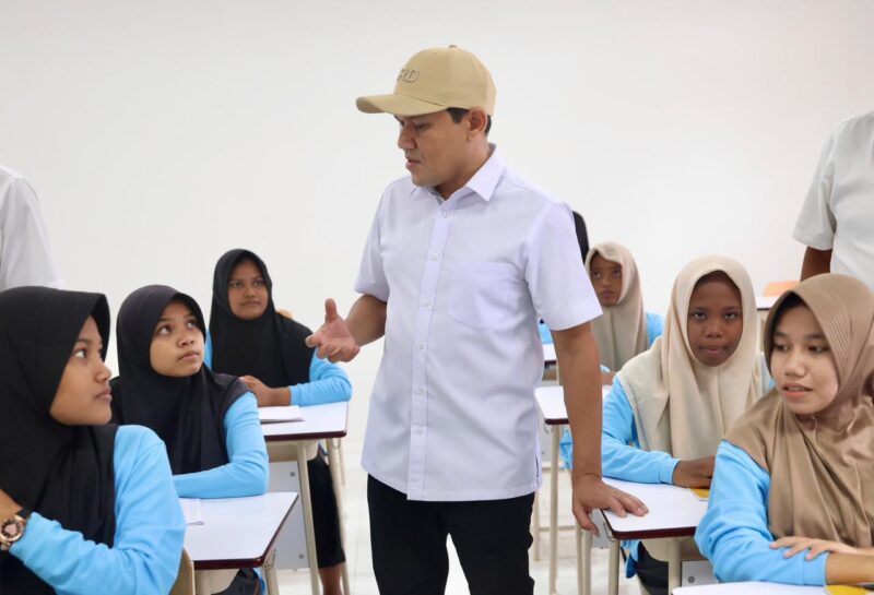 Wakil Gubernur Aceh, Fadhlullah, S.E., didampingi Plt. Kadinsos Aceh, Chaidir, meninjau proses belajar di Sekolah Rakyat Gampong Peunyot, Kecamatan Juli, Kabupaten Bireuen, Rabu (19/11/2025). Dok. Ist