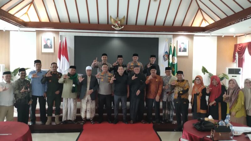 Kapolres Lhokseumawe hadiri Koordinasi Implementasi Nilai-Nilai Syariat Islam yang digelar di Aula Kantor Wali Kota Lhokseumawe, Kamis (20/11/2025). Dok. Polres Lhokseumawe