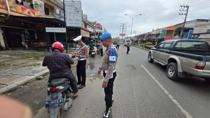 Seksi Profesi dan Pengamanan (Propam) Polres Lhokseumawe melakukan pengawasan ketat terhadap pelaksanaan razia Operasi Zebra Seulawah 2025 yang digelar Satlantas Polres Lhokseumawe di sejumlah titik di Kota Lhokseumawe, Jumat (21/11/2025). Dok. Polres Lhokseumawe