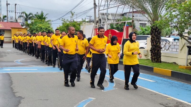 Polres Lhokseumawe kembali menggelar olahraga pagi rutin setiap Jumat usai apel pagi, Jumat (21/11/2025). Dok. Polres Lhokseumawe
