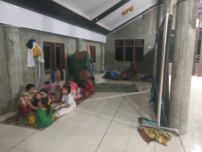 Sejumlah kepala keluarga terpaksa mengungsi setelah rumah mereka terendam banjir. Dok. Polres Aceh Utara