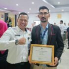 CEO PT Media NOA Indonesia, Nazarullah, SE, hadir langsung menerima penghargaan yang diserahkan oleh Kepala Kantor Wilayah Direktorat Jenderal Imigrasi Aceh, Tato Juliadin Hidayawan, SH MH. Dok. Ist