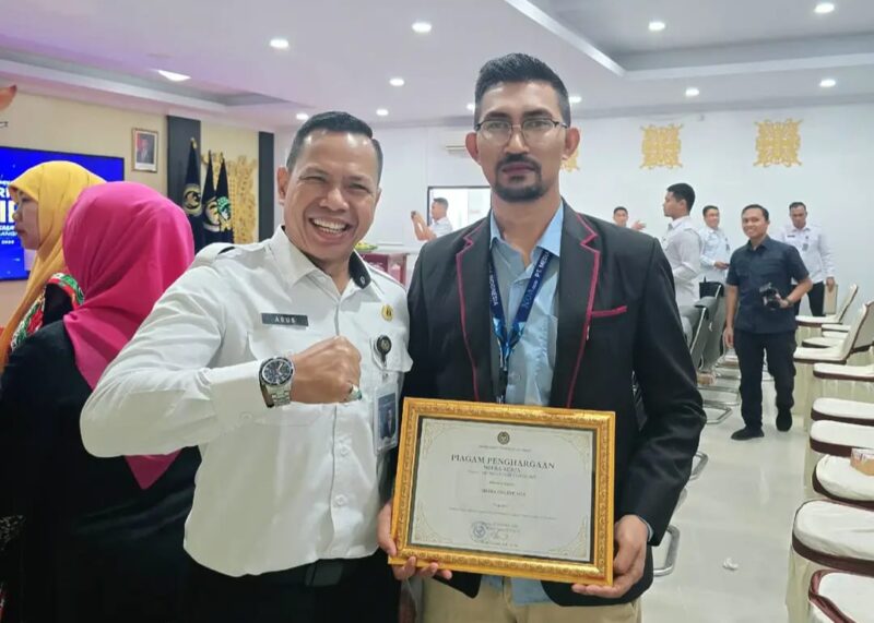 CEO PT Media NOA Indonesia, Nazarullah, SE, hadir langsung menerima penghargaan yang diserahkan oleh Kepala Kantor Wilayah Direktorat Jenderal Imigrasi Aceh, Tato Juliadin Hidayawan, SH MH. Dok. Ist