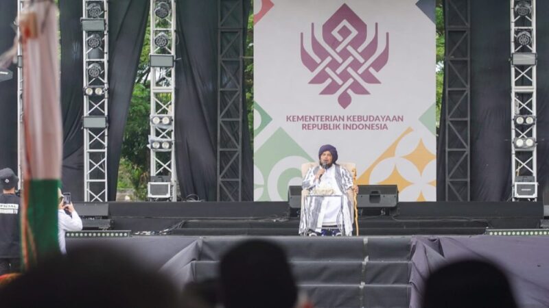 Ceramah agama yang disampaikan oleh Ustaz Derry Sulaiman, seorang dai yang juga dikenal sebagai seniman dan pelukis. Dok. Pemko Banda Aceh
