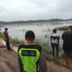 Personel Polsek Muara Satu, Polres Lhokseumawe, melakukan giat monitoring dan pengecekan ke sejumlah desa yang masuk dalam kategori rawan banjir pada Senin (24/11/2025) sekitar pukul 13.00 WIB. Dok. Polres Lhokseumawe
