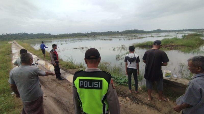 Personel Polsek Muara Satu, Polres Lhokseumawe, melakukan giat monitoring dan pengecekan ke sejumlah desa yang masuk dalam kategori rawan banjir pada Senin (24/11/2025) sekitar pukul 13.00 WIB. Dok. Polres Lhokseumawe