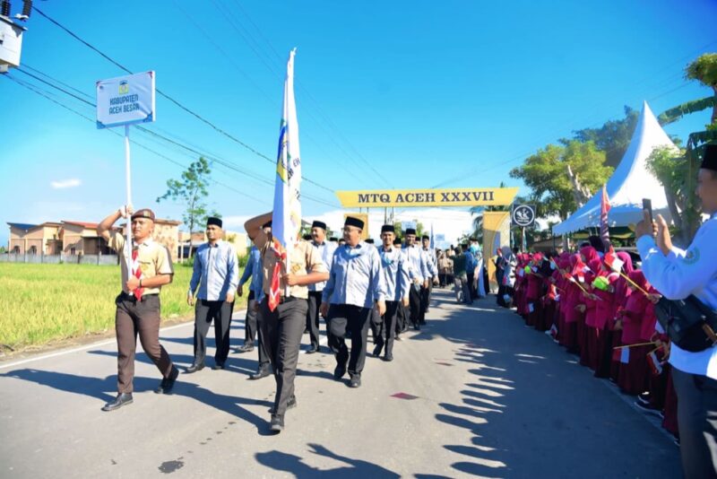Kafilah Aceh Besar ikut memeriahkan Pawai Ta'aruf MTQ XXXVII tingkat Provinsi Aceh tahun 2025, Kecamatan Meureudu, Kabupaten Pidie Jaya, Sabtu (1/11/2025). FOTO: MC ACEH BESAR