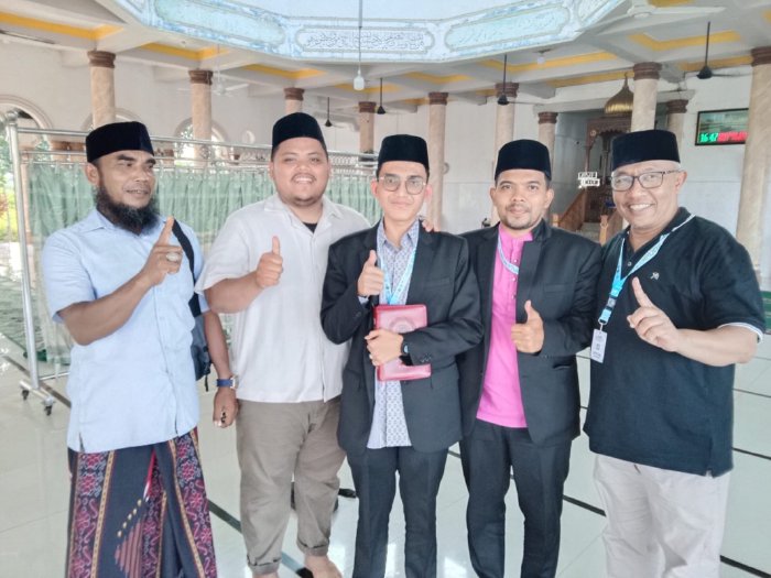 Faris Dhamira Bersama pelatih/pendamping Ustaz Munandar, S.Pd, M. Pd dan Ust. Munzirin, S.P, serta Farhan AP Ketua Kafilah Aceh Besar di Arena Lomba Cabang Tafidz Qur'an, Mesjid Istiqomah Meureudu, Pidie Jaya, Rabu, (04/11/2025) FOTO:  MC ACEH BESAR