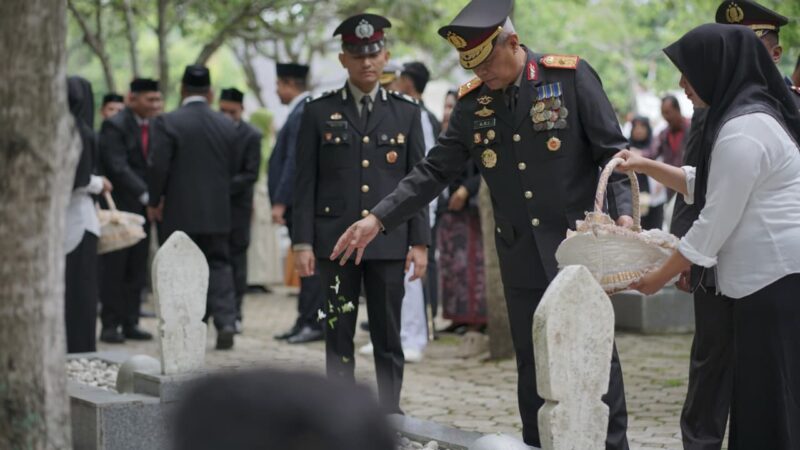 Wakapolda Aceh Brigjen Pol. Ari Wahyu Widodo, mengikuti upacara Ziarah Nasional dalam rangka memperingati Hari Pahlawan ke-80 tahun 2025 yang berlangsung di Taman Makam Pahlawan (TMP) Kota Banda Aceh, Senin, 10 November 2025. dok. Polresta Banda Aceh