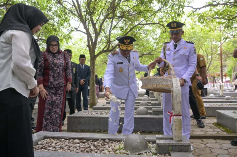 Peringati Hari Pahlawan, Wakil Gubernur Aceh, Fadlullah, SE, tabur bunga di makam pahlawan Kota Banda Aceh, Senin, 10 November 2025. dok. Ist