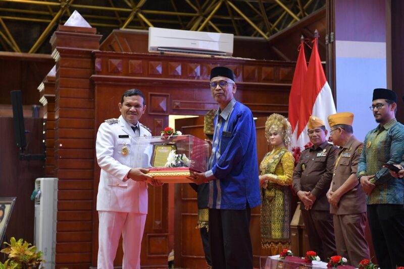 Wakil Gubernur Aceh, Fadhlullah SE, menyerahkan Bungong Jaroe serta melakukan temu ramah dengan keluarga Pahlawan Nasional, Pejuang Perintis Kemerdekaan Republik Indonesia, Pembela Kemerdekaan RI, dan Pahlawan Perdamaian Bosnia di Anjong Mon Mata, Pendopo Gubernur Aceh, Senin (10/11/2025). dok. Ist