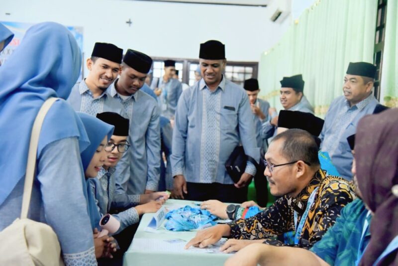 Para pendamping turut menyaksikan proses verifikasi faktual data diri para peserta Kafilah MTQ Aceh Besar, di Kantor MPU Kabupaten Pidie Jaya, Jumat (31/10/2025). FOTO: MC ACEH BESAR