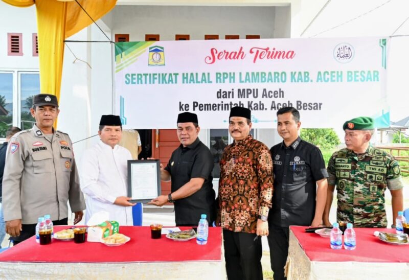 Bupati Aceh Besar, H Muharram Idris menerima Sertifikat Halal dari Ketua MPU Aceh Tgk H Faisal Ali dalam acara Launching Sertifikat Halal Rumah Potong Hewan Lambaro, Kecamatan Ingin Jaya, Aceh Besar, Jumat (31/101/2025). FOTO: MC ACEH BESAR