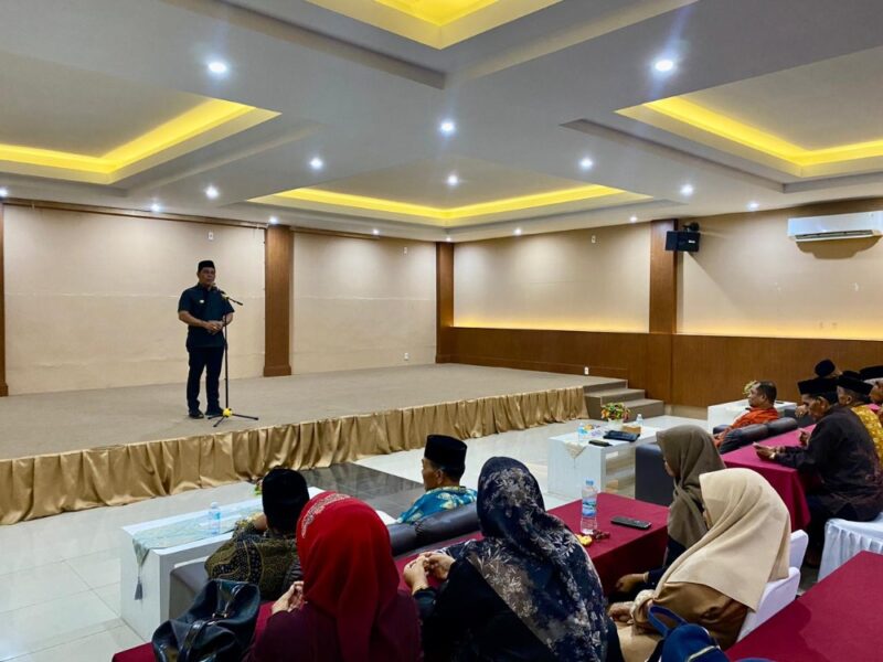 Bupati Muharram Idris menyampaikan sambutan usai melantik dan mengukuhkan Pengurus FOSMADA dan FOSMADAKA di Hotel Madinatul Zahra, Lmpenerut, Sabtu (01/11/2025). FOTO: MC ACEH BESAR