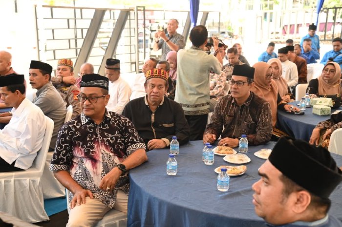 Plt Kadis Kominfo Aceh Besar, Khairul Huda SKom MM bersama Staf Ahli Bupati Aceh Besar Adi Dharma SPd MPd menghadiri Peringatan Maulid dan Silaturrahmi serta Peusejuk Pengurus PWI Pusat di Kantor PWI Aceh, Banda Aceh, Sabtu (01/11/2025). dok. MC Aceh Besar