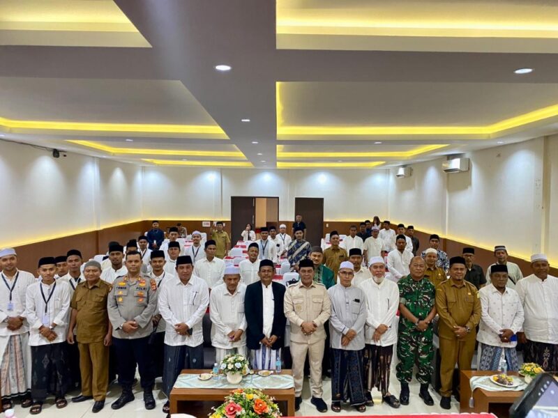 Bupati Aceh Besar, H. Muharram Idris foto bersama pada Pembukaan Pendidikan Kader Ulama (PKU) Tahun 2025 M / 1447 H yang diselenggarakan oleh Majelis Permusyawaratan Ulama (MPU) Kabupaten Aceh Besar, yang berlangsung di Hotel Madinatul Zahara, Kecamatan Darul Imarah, Kabupaten Aceh Besar, Senin (3/11/2025). FOTO: MC ACEH BESAR
