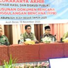 Kalaksa BPBD Aceh Besar, Ridwan Jamil SSos MSi, menyampaikan sambutan dan membuka Lokakarya Akhir Penyusunan Dokumen RPB Aceh Besar Tahun 2025 di Gedung Dekranasda, Gampong Gani, Kecamatan Ingin Jaya, Aceh Besar, Kamis (13/11/2025). FOTO: MC ACEH BESAR