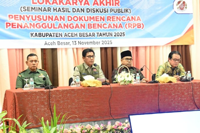 Kalaksa BPBD Aceh Besar, Ridwan Jamil SSos MSi, menyampaikan sambutan dan membuka Lokakarya Akhir Penyusunan Dokumen RPB Aceh Besar Tahun 2025 di Gedung Dekranasda, Gampong Gani, Kecamatan Ingin Jaya, Aceh Besar, Kamis (13/11/2025). FOTO: MC ACEH BESAR