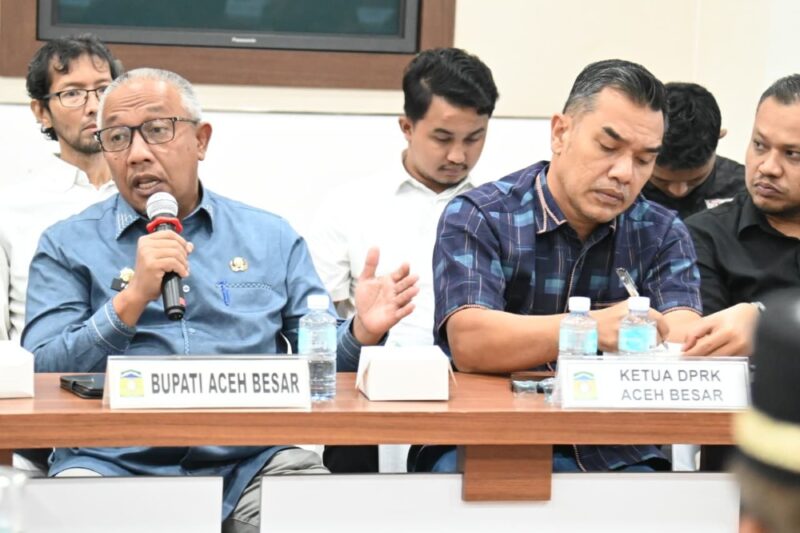 Ketua DPRK Aceh Besar Abdul Mucthi menghadiri acara Kunjungan Kerja Badan Akuntabilitas Publik DPD-RI dengan Pemerintah Aceh dalam rangka Tindaklanjut Pengaduan Masyarakat Provinsi Aceh di Aula Lantai III Kantor Gubernur Aceh, Banda Aceh, Jumat (21/11/2025). FOTO: MC ACEH BESAR