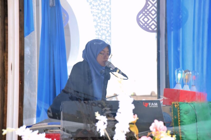 Fathiyyah Arafah Afsya, peserta MTQ ke-37 tingkat Provinsi Aceh tahun 2025, cabang Tilawah Remaja Putri, di arena utama MTQ, Komplek Perkantoran Pemerintah Kabupaten Pidie Jaya, Senin (3/11/2025) siang. FOTO: MC ACEH BESAR