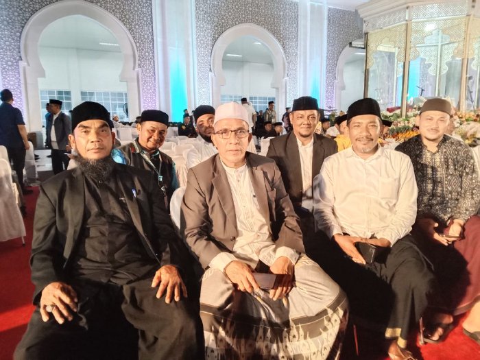 Tgk. H. Nasruddin Muhammad Ketua MPU Aceh Besar (tengah) dan Tgk. Nazaruddin, SH (Waled Naga Umbang) Sekeretaris Forum Ulama Aceh Besar bersama Pengurus MPU Aceh Besar di Panggung Utama Arena MTQ ke 37, Pidie Jaya, Jumat (7/11/2025) malam. dok. MC Aceh Besar