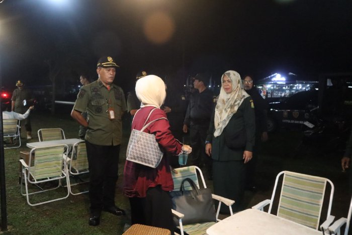 Kabid Penegakan Perundang-Undangan Daerah dan Syariat Islam Satpol PP dan WH Aceh Besar, Salmawati SAg MSi, memberikan sosialisasi kepada pemudi yang kedapatan masih nongkrong hingga larut malam, di mobil kopi wilayah Aceh Besar, Minggu (23/11/2025). Dok. MC Aceh Besar