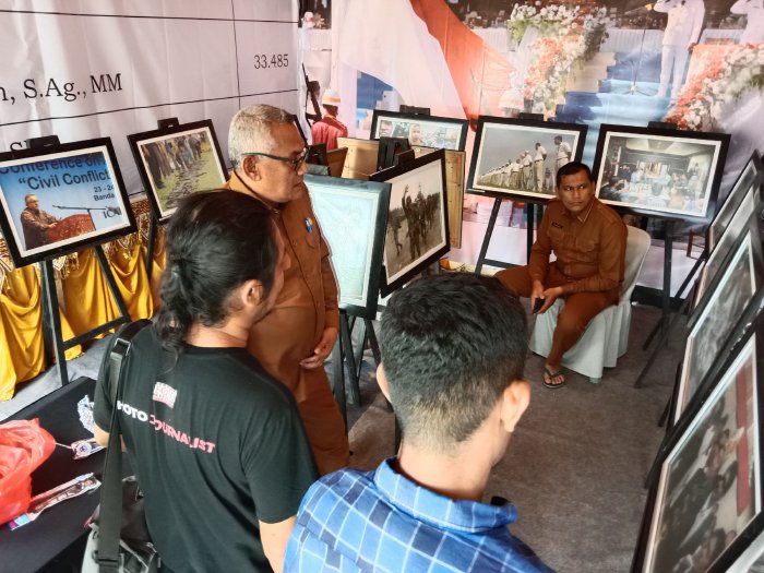 Pameran Galeri Perdamaian di Stand Kesbangpol Aceh Besar, Senin (17/11/2025) FOTO: MC ACEH BESAR