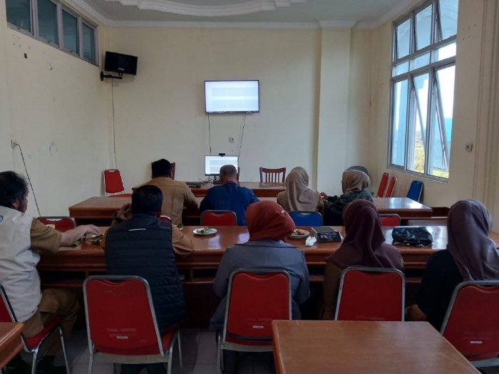 Tim Pengendalian Inflasi Daerah (TPID) Kabupaten Bener Meriah ikuti rapat koordinasi Pengendalian Inflasi Daerah Minggu ke-3 dengan Kemendagri, Senin (24/11/2025) secara virtual dari ruang Saber Pungli Setdakab Bener Meriah. Dok. Pemkab Bener Meriah