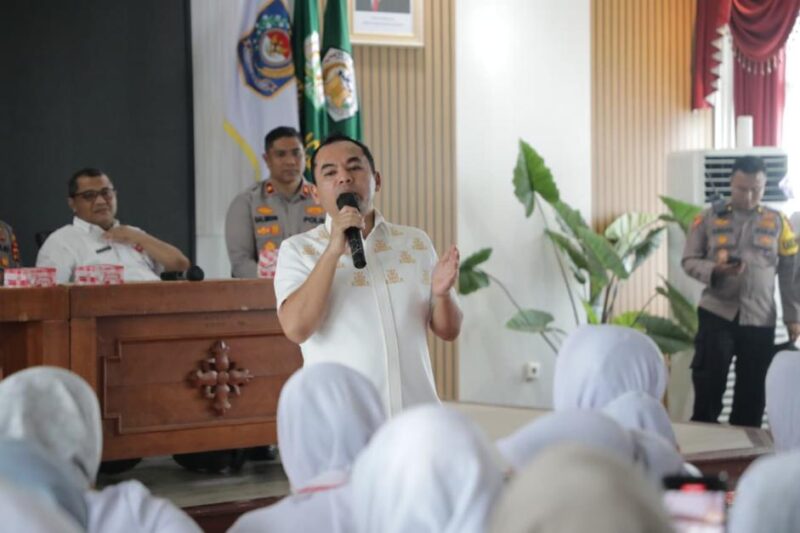 Wali Kota Lhokseumawe, Dr. Sayuti Abubakar, SH., MH., menerima langsung kehadiran sekitar 150 tenaga kesehatan Non PPPK yang menggelar aksi demo di halaman Kantor Wali Kota, Rabu (19/11/2025). Dok. Pemkot Lhokseumawe