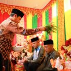 Kafilah Musabaqah Tilawatil Qur’an (MTQ) Kabupaten Aceh Barat disambut hangat oleh Pemerintah Kabupaten Pidie Jaya dengan prosesi adat peusijuk, yang dilaksanakan di Pendopo Bupati setempat, Jumat (31/10/2025). dok. Pemkab Aceh Barat