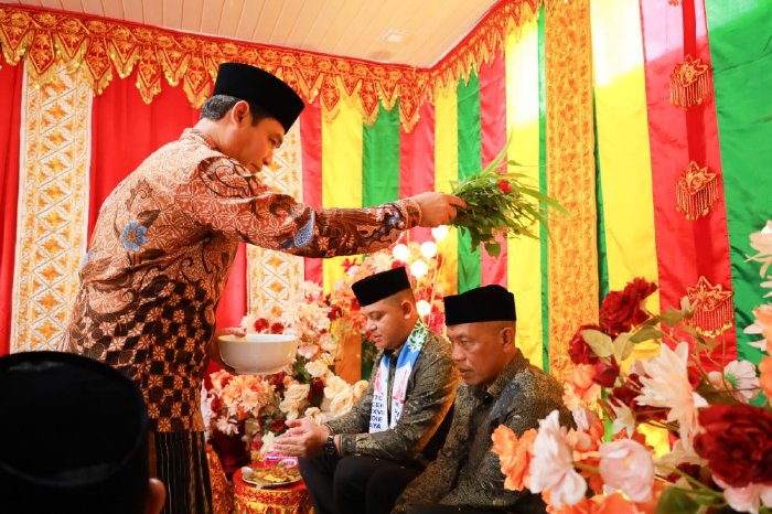 Kafilah Musabaqah Tilawatil Qur’an (MTQ) Kabupaten Aceh Barat disambut hangat oleh Pemerintah Kabupaten Pidie Jaya dengan prosesi adat peusijuk, yang dilaksanakan di Pendopo Bupati setempat, Jumat (31/10/2025). dok. Pemkab Aceh Barat