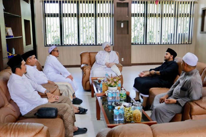 Wakil Bupati Aceh Barat, Said Fadheil SH menjamu Habib Sayyid Salim Bin Jindan Bin Novel BSA beserta rombongan diruang kerja wakil bupati pada Jumat (31/10/2025). dok. Pemkab Aceh Barat