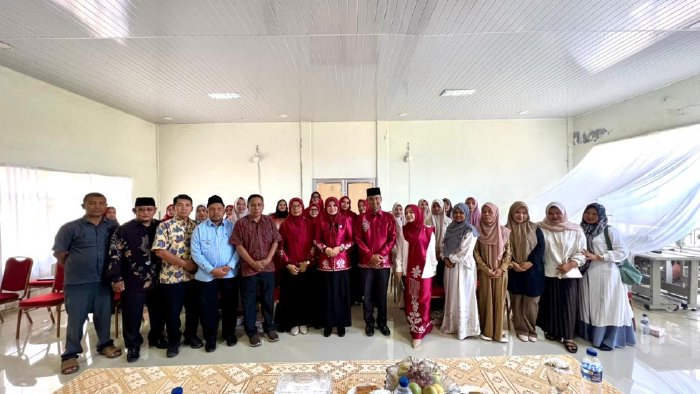 Ketua Dewan Kerajinan Nasional Daerah (Dekranasda) Kabupaten Aceh Barat, Ny Afrinda Novalia SE, MM membuka kegiatan pelatihan bordir di Dinas Perdagangan Perindustrian Koperasi dan UKM (Disperindagkop) setempat pada Sabtu (1/11/2025). dok. Pemkab Aceh Barat