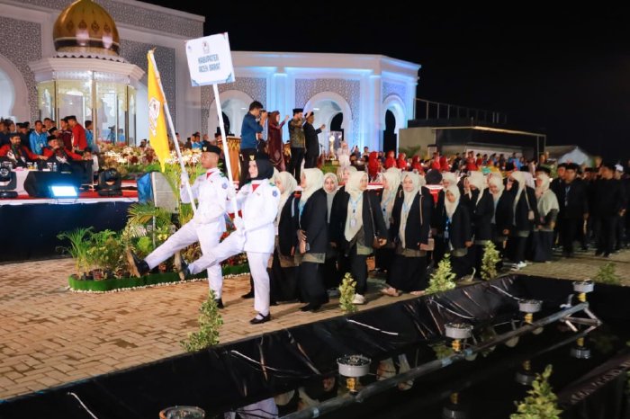 Wakil Bupati Aceh Barat, Said Fadheil, S.H, bersama Ketua DPRK Aceh Barat, Siti Ramazan, S.E, menghadiri ceremony pembukaan Musabaqah Tilawatil Qur’an (MTQ) ke-XXXVII Tingkat Provinsi Aceh yang digelar di kompleks perkantoran Bupati Pidie Jaya, Sabtu (1/11/2025). dok. Pemkab Aceh Barat