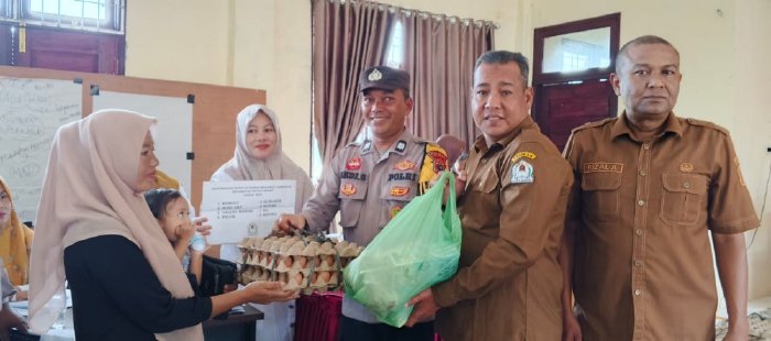 Pemerintah Kabupaten Aceh Barat melalui Dinas Pangan menyalurkan 150 paket makanan bergizi kepada keluarga yang memiliki balita stunting dan mengalami kekurangan gizi (anourishment) di Kecamatan Woyla Barat, Senin (3/11/2025). dok. Pemkab Aceh Barat