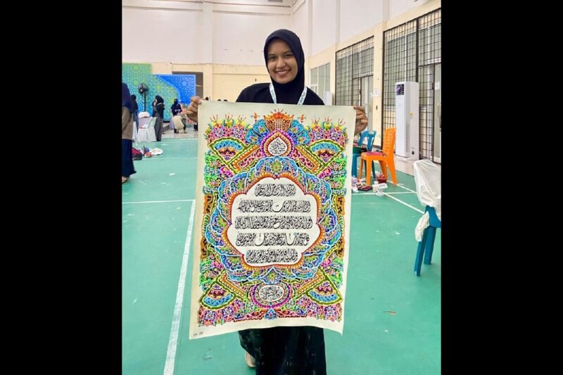 Durratul Irfana Peserta Cabang Khattil Qur'an Utusan Kabupaten Aceh Besar, Pasca Lomba di Gedung Tgk. Syiek Pante Geulima, Meureudu, Pidie Jaya, Kamis (06/11/2025). FOTO: MC ACEH BESAR.