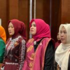 Ketua Dewan Kerajinan Nasional Daerah (Dekranasda) Aceh Barat, Ny. Afrinda Novalia, SE, MM turut hadir dalam Rapat Koordinasi (Rakor) Dekranasda tingkat provinsi bersama 23 kabupaten/kota lainnya di Hermes Palace Hotel, Banda Aceh, Sabtu (8/11/2025). dok. Pemkab Aceh Barat