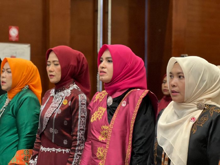 Ketua Dewan Kerajinan Nasional Daerah (Dekranasda) Aceh Barat, Ny. Afrinda Novalia, SE, MM turut hadir dalam Rapat Koordinasi (Rakor) Dekranasda tingkat provinsi bersama 23 kabupaten/kota lainnya di Hermes Palace Hotel, Banda Aceh, Sabtu (8/11/2025). dok. Pemkab Aceh Barat