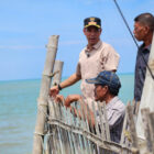 Wakil Bupati Aceh Utara, Tarmizi S.I.Kom akrap sapaan Panyang, didampingi seluruh Kepala Dinas terkait, bergerak cepat meninjau lokasi abrasi kritis yang melanda pesisir Kecamatan Muara Batu. dok. Pemkab Aceh Utara