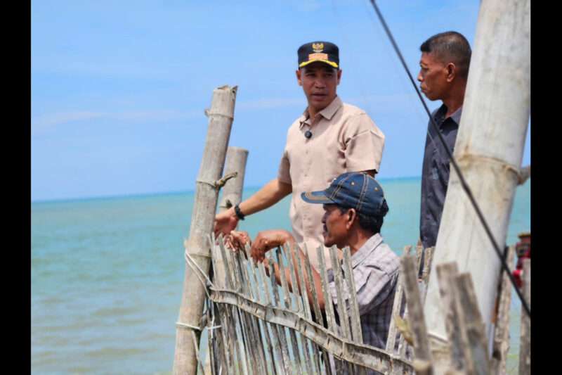 Wakil Bupati Aceh Utara, Tarmizi S.I.Kom akrap sapaan Panyang, didampingi seluruh Kepala Dinas terkait, bergerak cepat meninjau lokasi abrasi kritis yang melanda pesisir Kecamatan Muara Batu. dok. Pemkab Aceh Utara