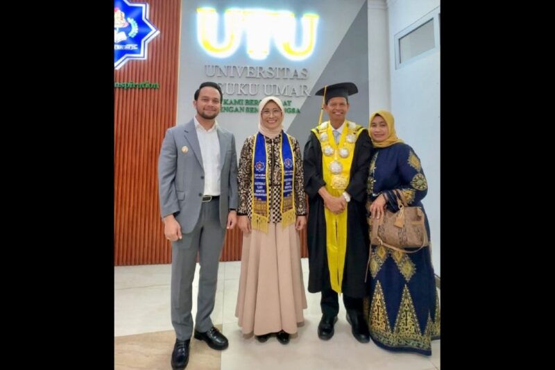 Wabup Aceh Barat (kiri) saat menghadiri Sidang Terbuka Senat Dies Natalis ke-19 UTU yang digelar di Auditorium Teuku Umar, Selasa (11/11/2025), dengan agenda pokok membahas akselerasi transformasi pendidikan tinggi menuju Indonesia Emas 2045. dok. Pemkab Aceh Barat