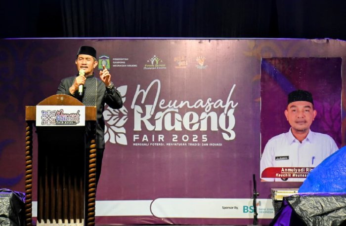 Wakil Bupati Aceh Besar Drs H Syukri A Jalil menyampaikan sambutan pada acara Meunasah Krueng Fair tahun 2025 di Lapangan Bola Meunasah Krueng, Kecamatan Ingin Jaya, Aceh Besar, Jumat (14/11/2025) malam. FOTO: MC ACEH BESAR
