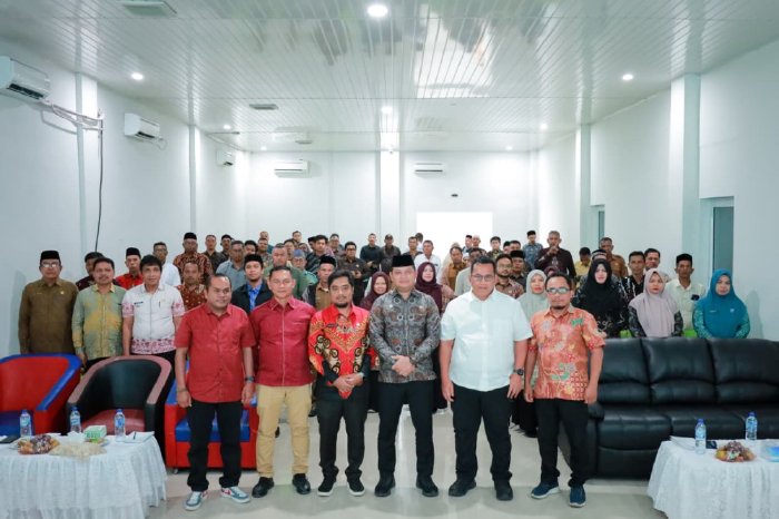 Bupati Aceh Barat diwakili oleh Asisten Pemerintahan dan Keistimewaan Aceh Setdakab, Ifan Murdani membuka kegiatan Sosialisasi Kebijakan Transfer Anggaran Kabupaten Berbasis Ekologi (TAKE) Aceh Barat di dengan tema Mewujudkan Gampong Mandiri dan Berkelanjutan di Aula Dinkes setempat pada Kamis (20/11/2025). Dok. Pemkab Aceh Barat
