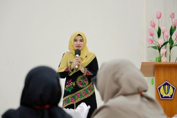 Ketua Dewan Kerajinan Nasional Daerah (Dekranasda) Kabupaten Aceh Barat, Ny. Afrinda Novalia, SE., MM, membuka Pelatihan Kecakapan Wirausaha (PKW) di Aula KPPN Meulaboh, Rabu (19/11/2025). Dok. Pemkab Aceh Barat