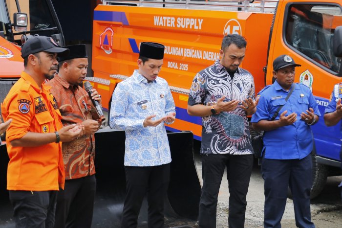 Bupati Aceh Barat, Tarmizi SP, MM menghadiri peusijuk sejumlah kendaraan baru Pemadam Kebakaran (Damkar) milik Badan Penanggulangan Bencana Daerah (BPBD) di Mako BPBD setempat pada Kamis (6/11/2025). dok. Pemkab Aceh Barat