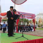 Sekretaris Daerah Kabupaten Aceh Utara Dr A Murtala, MSi, bertindak sebagai inspektur upacara memperingati Hari Pahlawan Nasional Tahun 2025 yang digelar di lapangan upacara Landing, depan Kantor Bupati setempat, Senin, 10 November 2025. dok. Pemkab Aceh Utara