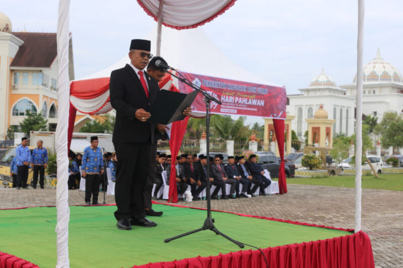 Sekretaris Daerah Kabupaten Aceh Utara Dr A Murtala, MSi, bertindak sebagai inspektur upacara memperingati Hari Pahlawan Nasional Tahun 2025 yang digelar di lapangan upacara Landing, depan Kantor Bupati setempat, Senin, 10 November 2025. dok. Pemkab Aceh Utara