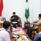 Bupati Aceh Timur, Iskandar Usman Al-Farlaky, S.H.I., M.Si., menggelar pertemuan dengan manajemen PT Pupuk Indonesia di Pendopo Bupati Aceh Timur, Kamis (13/11/2025). Dok. Diskominsa Kab. Aceh Timur