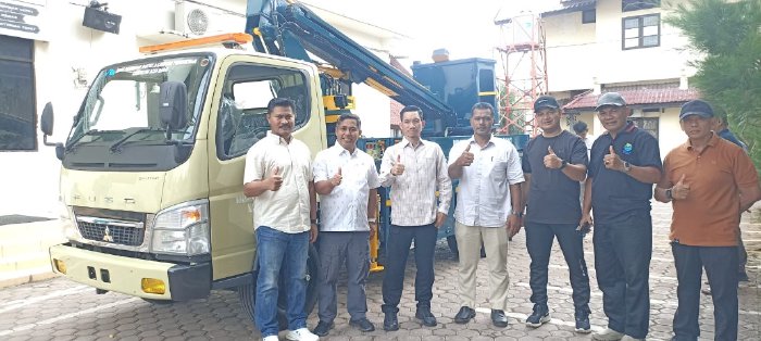 Bupati Aceh Barat Tarmizi, SP., MM., secara resmi menyerahkan satu unit mobil crane skylift kepada Dinas Perumahan Rakyat dan Kawasan Permukiman (Perkim) Kabupaten Aceh Barat. Dok. Pemkab Aceh Barat