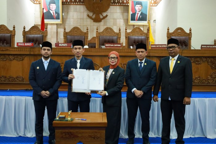 Bupati Aceh Barat Tarmizi SP,MM dan Wakil Bupati Said Fadheil SH menghadiri Rapat Paripurna ke IX Masa Sidang ke III DPRK Aceh Barat Tahun 2025 dalam Rangka Pembahasan dan Penetapan Rancangan Qanun APBK Aceh Barat Tahun Anggaran 2026 di ruang sidang paripurna DPRK setempat pada Senin (17/11/2025). Dok. Pemkab Aceh Barat
